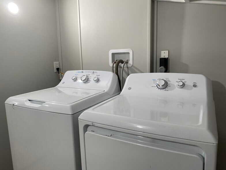 Building Photo - 107 E 10th St