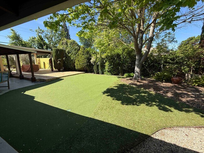 Building Photo - Charming Land Park 2 Bedroom