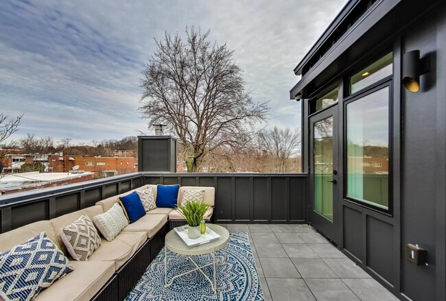 Building Photo - Stunning 2 Bed plus Den/ 2 Bath! New Const...