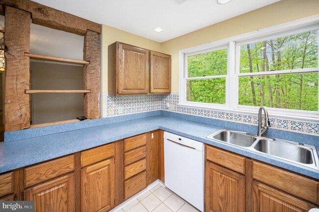 Building Photo - 130 Spring Wood Dr