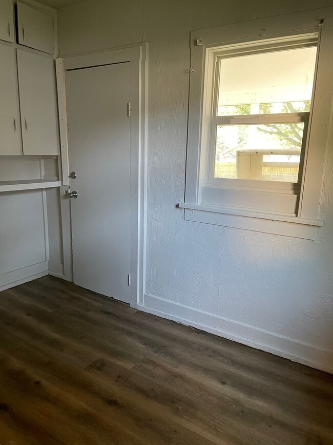 Building Photo - 2 Story 3 Bed 1 Bath House