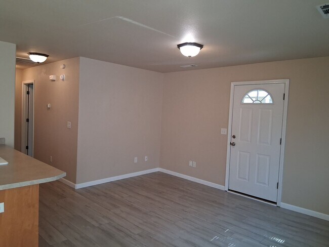 Building Photo - Clean and Updated 2 Bed, 2 Bath Upstairs Apartment in East Medford