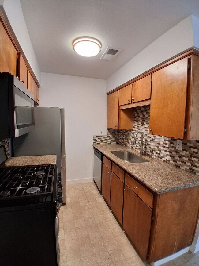 Building Photo - MOVE-IN SPECIAL: HALF OFF THE 1ST MONTH'S RENT – Beautifully Updated 2 Bedroom, 1 Bathroom Condo!