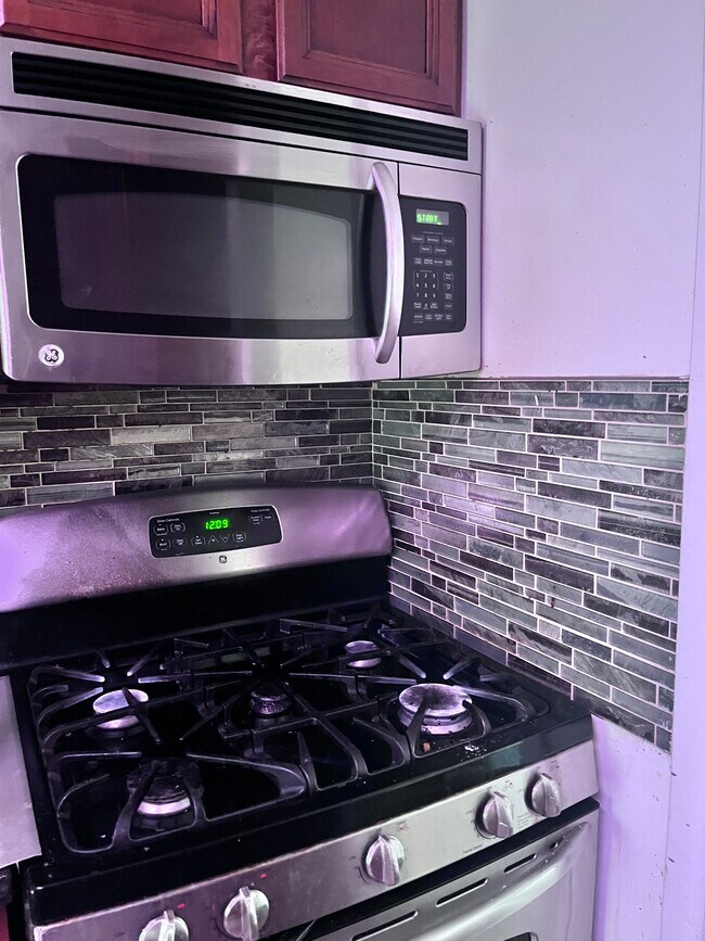 Building Photo - 8520 Lakewood Ave