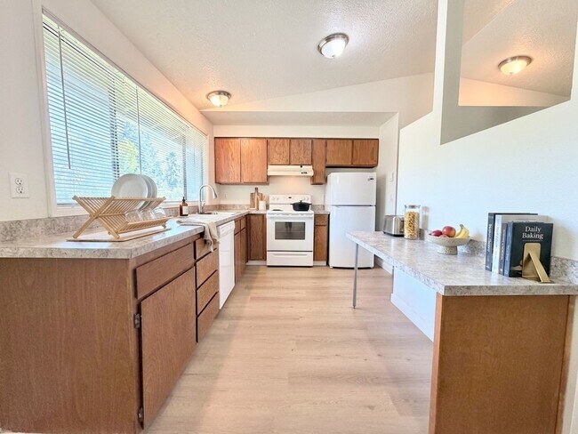 Building Photo - One Month Free! Nice Lake Oswego 2 Bed Condo, Great Storage, Pool, Most Utilities Included!