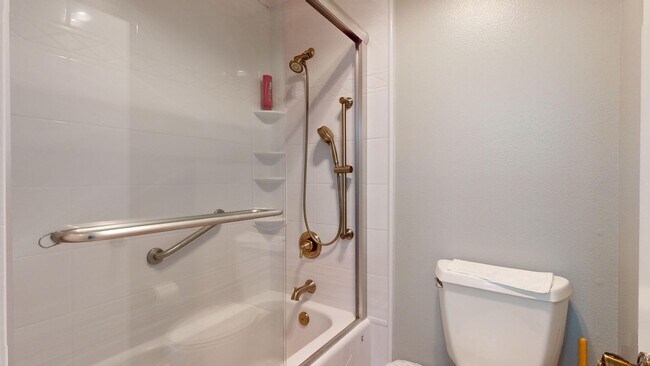 Building Photo - Spacious 5-Bedroom Family Home Available for Long Term Rent!