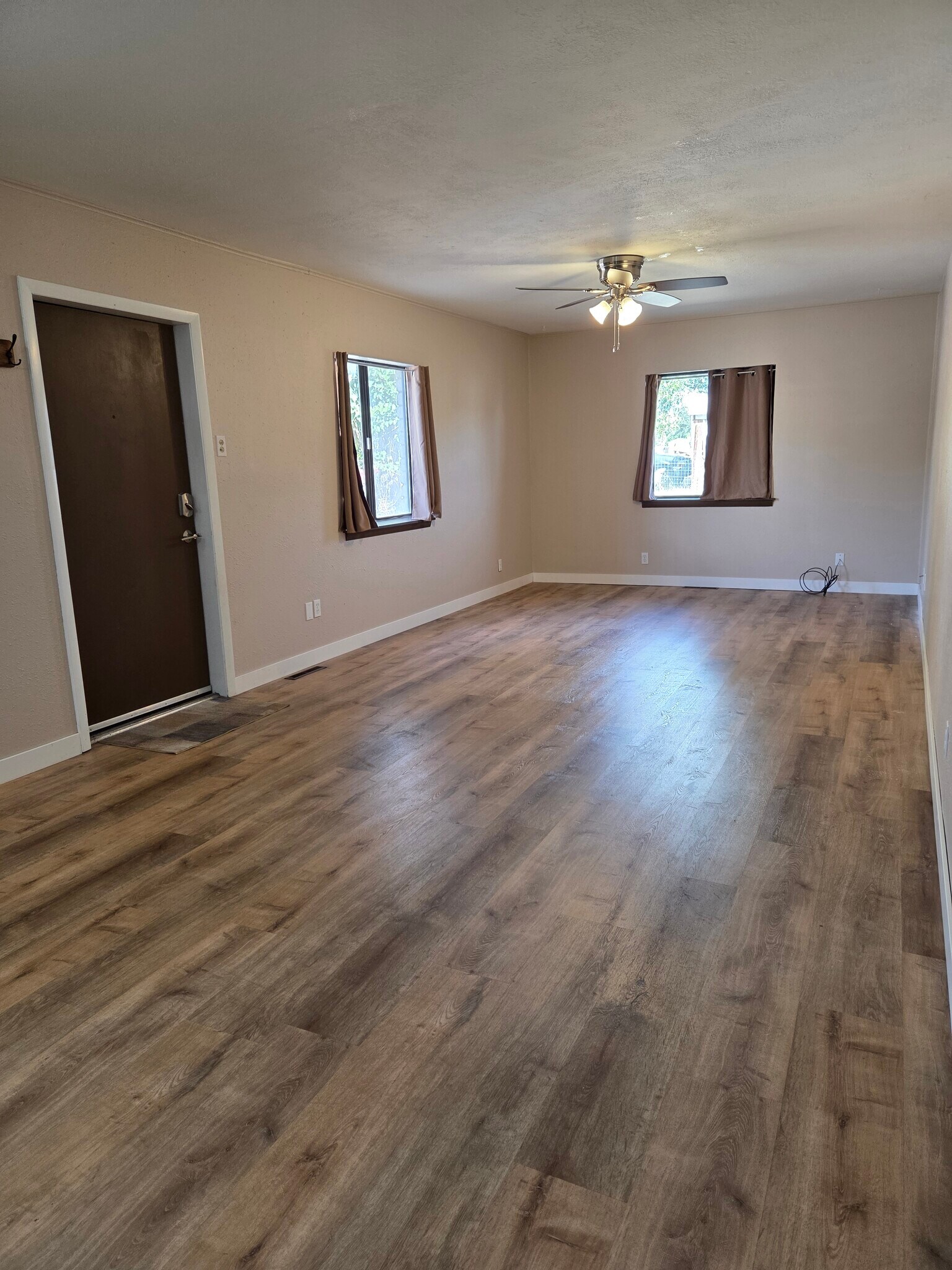Large living room - 610 N Orchard Ave