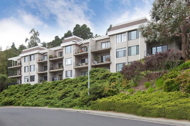 Primary Photo - Updated and Bright 2 Bedroom Condo with Wr...