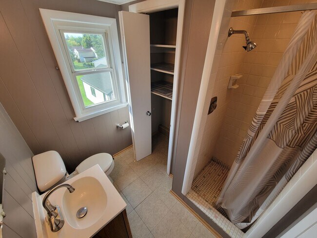 Building Photo - AVAILABLE AUGUST 15th - 4 Bed 3 Bath w/ Spacious Back Deck - SHORT TERM LEASE TILL END OF APRIL