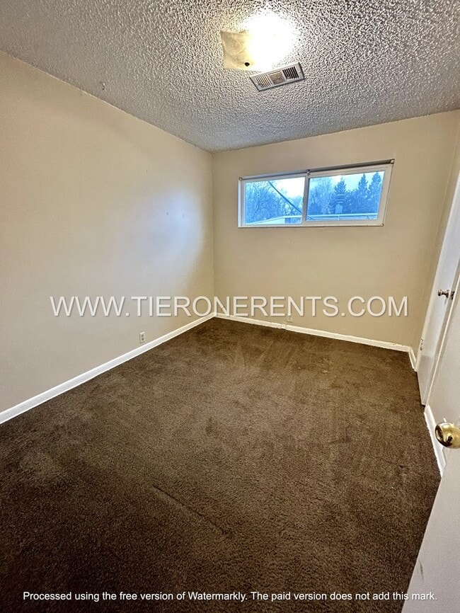 Building Photo - Spacious 3 bed/1 bath in great location!