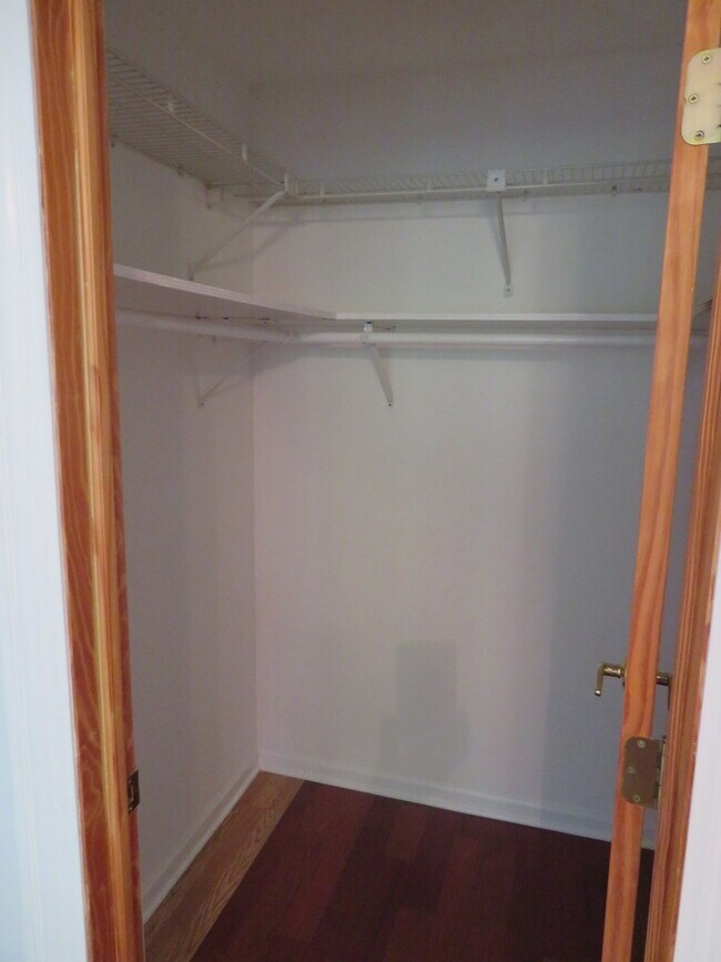 Building Photo - 457 N Cambridge Dr