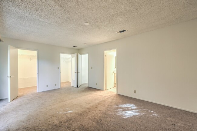 Building Photo - "Spacious 3-Bedroom Oasis with 1.5 Baths i...