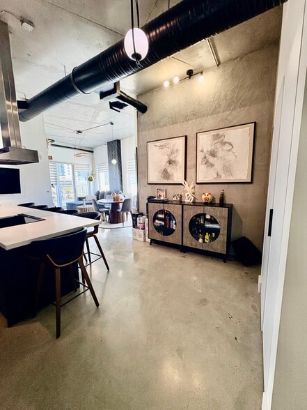 Building Photo - 10 SW South River Dr