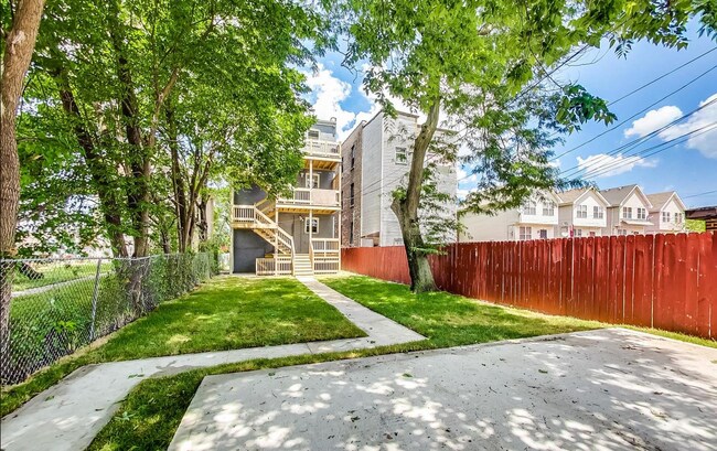 Building Photo - 3829 W Maypole Ave