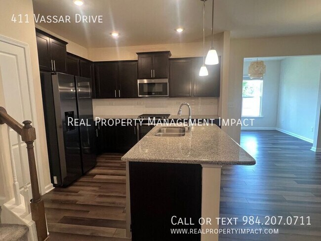Building Photo - 411 Vassar Dr