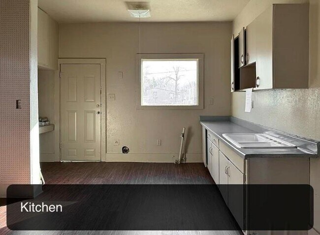 Building Photo - Spacious Prairie Style Home- 3 Bed, 1 Bath...