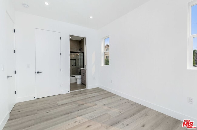 Building Photo - 522 Wilton Pl