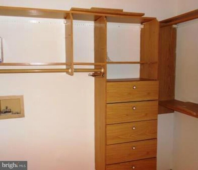 Building Photo - Fantastic location! Great Large Studio for...