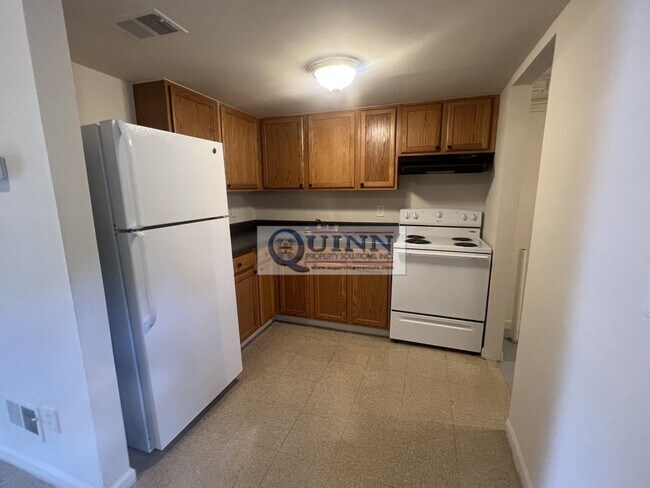 Building Photo - 13 Maple Ct