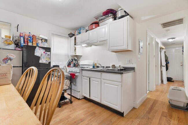 Building Photo - 157 River St