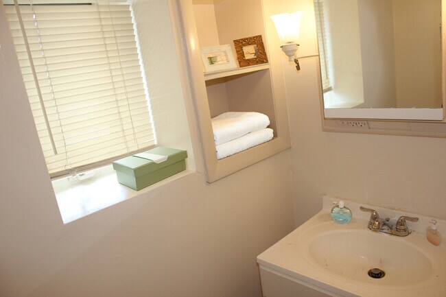 Building Photo - 700 Lindley St