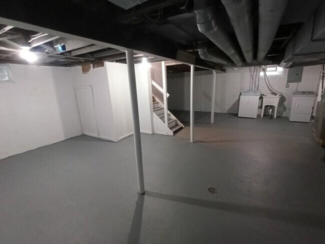 Building Photo - 3 bed/1 bath bungalow - Now Available!