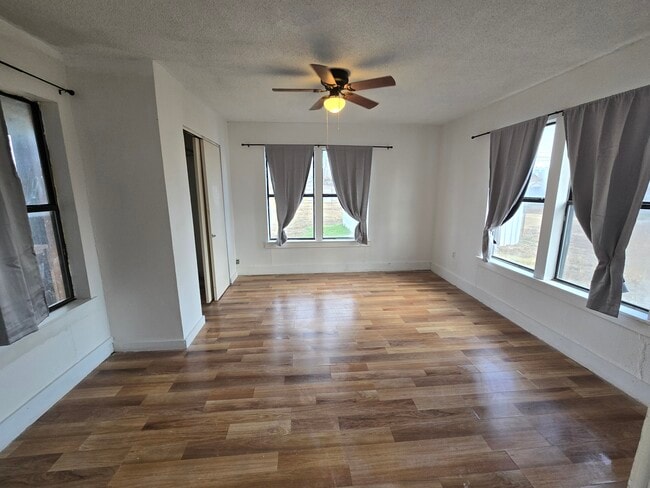 Building Photo - 1210 N Crain St