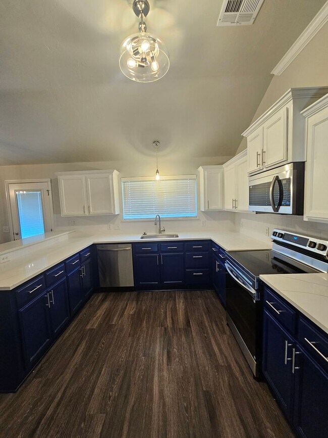 Building Photo - First Month Free!  Recently Remodeled!