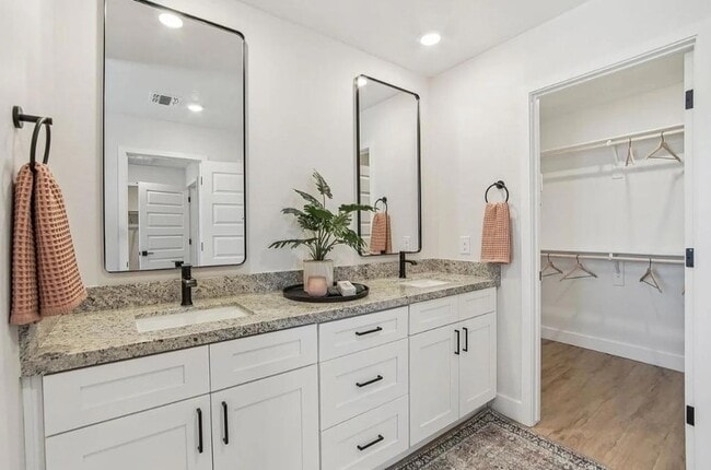 Building Photo - 3411 N Val Vista Dr