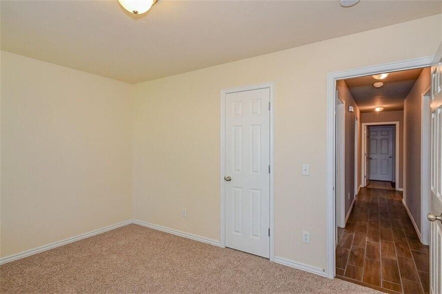 Building Photo - 913 Eagle Cliff Dr