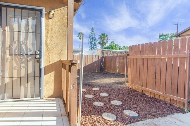 Building Photo - Refreshed + Bright 2 Bed/1 Bath in the Heart of North Park!