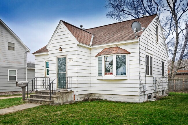 Building Photo - 603 12th Ave NW