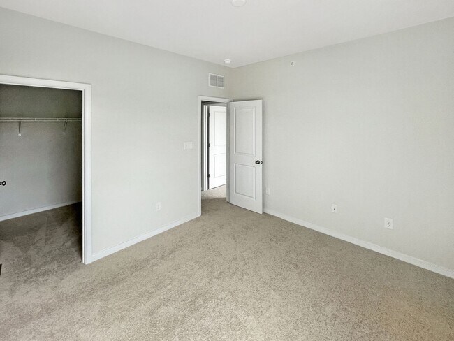 Building Photo - 4 Bed/3 Bath Luxurious Townhome in Chester...