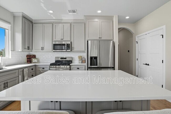 Building Photo - 4200 Abbey Pk Dr