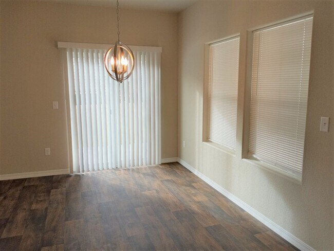 Building Photo - 3 Bed 2.5 Bath Home with AC!