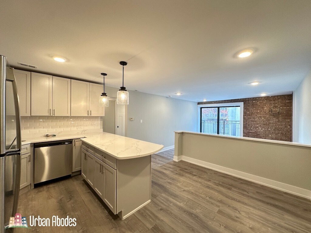 Building Photo - 1220 N La Salle Dr