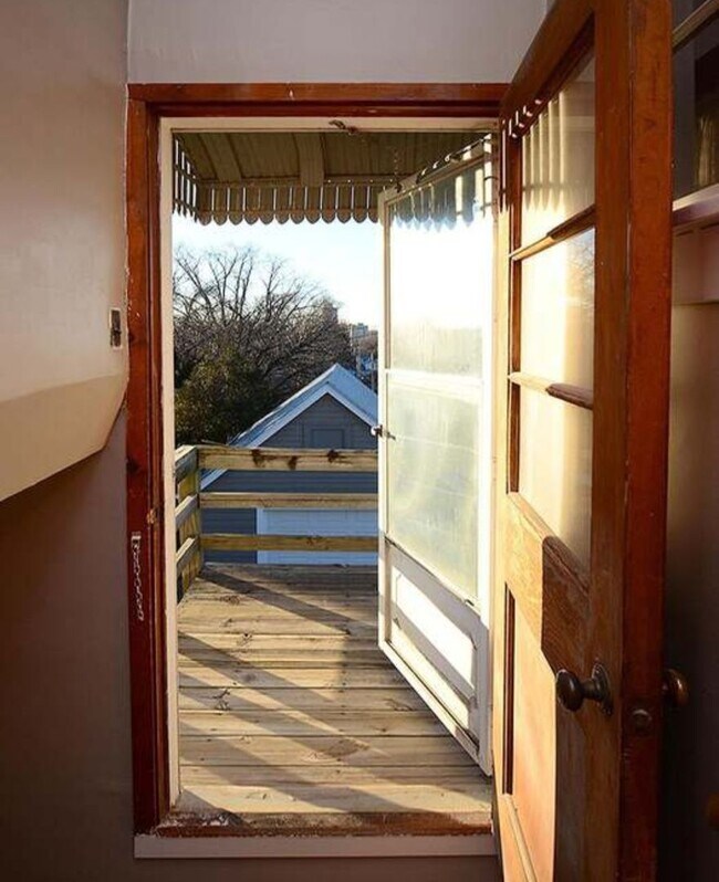 Building Photo - Beautiful 5 Bedroom Home!