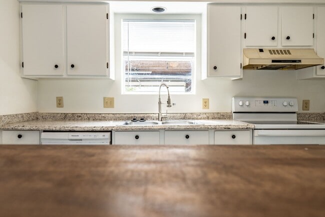 Building Photo - Spacious Two Bedroom Townhome