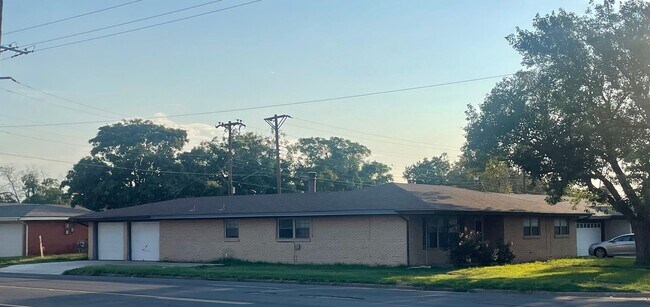 Building Photo - Spacious 4 Bedroom Home!