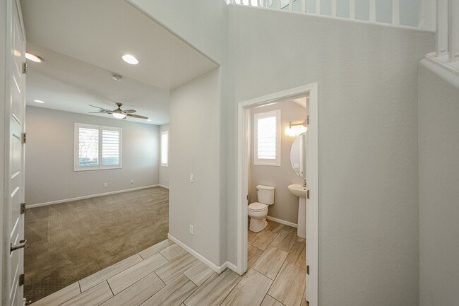 Building Photo - Beautiful 5bedrooms-2Baths Modern Style Home!