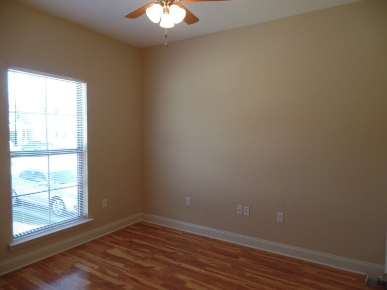 Building Photo - 205 Bella Sera Ln