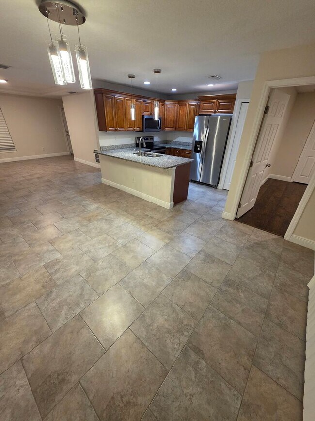 Building Photo - Beautiful Home near Busch Gardens!