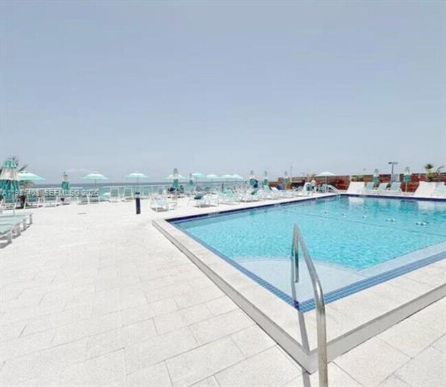 Building Photo - 3140 S Ocean Dr