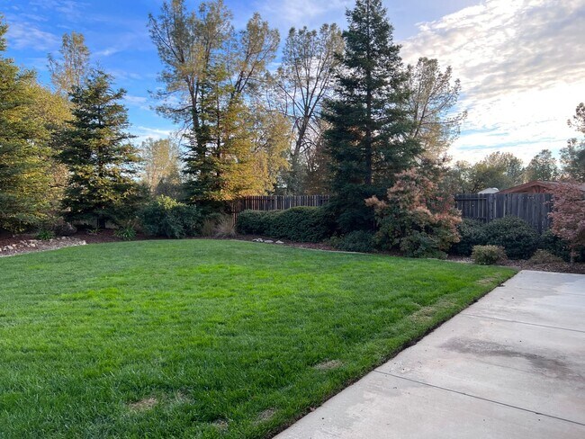 Building Photo - 3 bedroom, 2.5 bathroom home in great Neig...