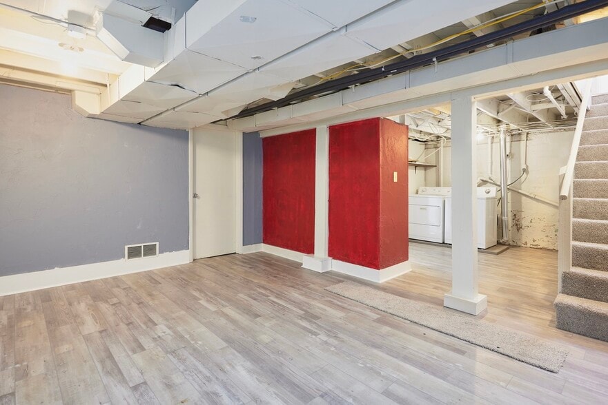 Building Photo - 208 S Clark St