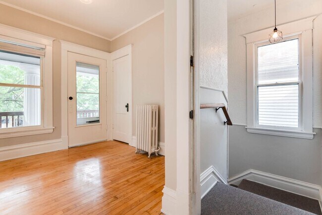 Building Photo - Beautifully Updated 4 BR/2 BA Upper-Level Duplex in Minneapolis with 2-Car Garage!