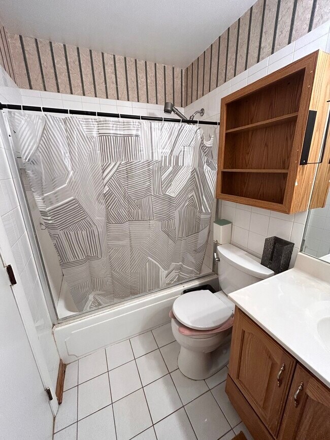 Building Photo - 2S717 Winchester Cir N