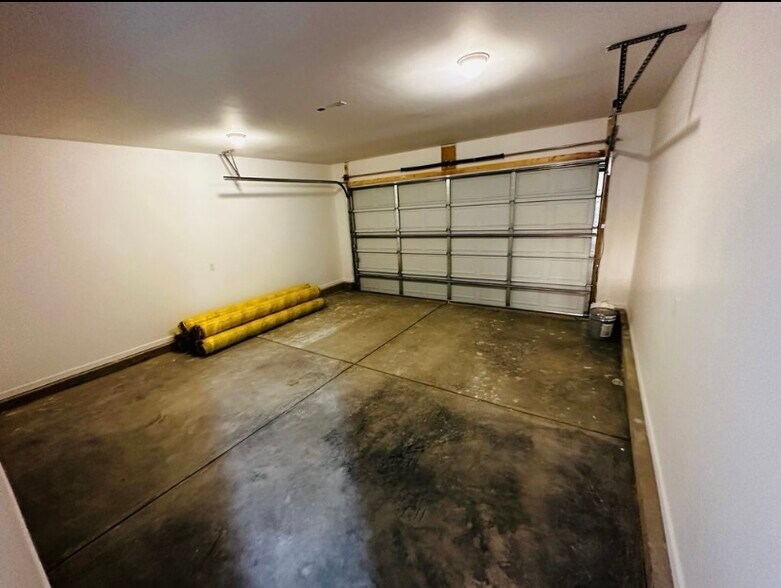 Attached garage - 4916 Mecca St