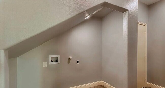 Building Photo - MOVE IN READY