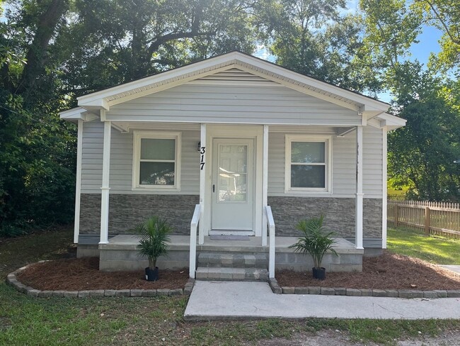 Primary Photo - Cute Cottage Style Home
